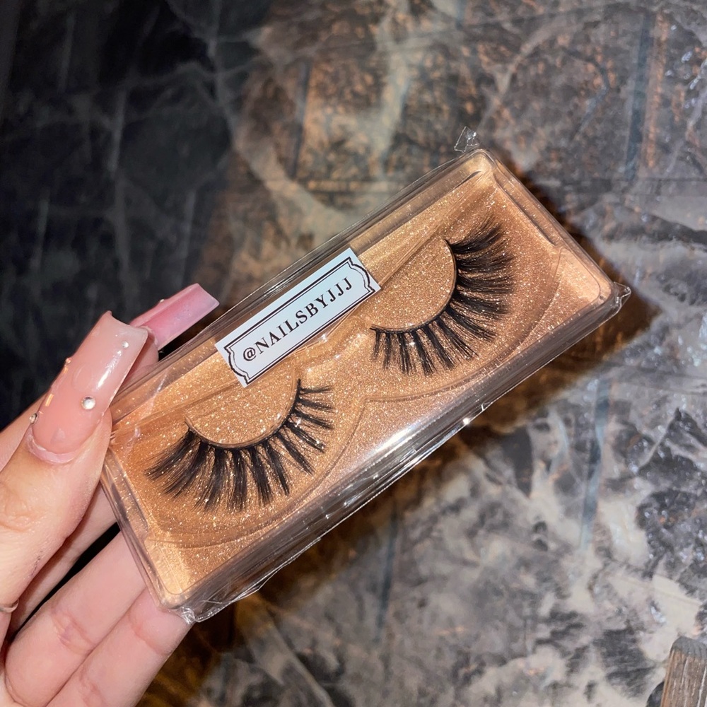 XL False Lashes - Picture 2 of 2